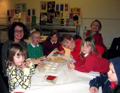 Buxton Infants: ceramicist Caroline Chouler-Tissier  with year 2s