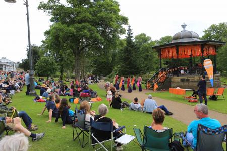 A great 2015 Fringe Sunday in the gardens (credit: Ian J. Parkes)