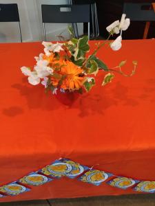 Fringe flowers table display (credit: Dan Osborne)