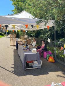 Jonathan Turner and Holly Serjeant at Art on the Railings (LR)