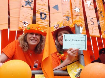 Jane and Stephanie with a richly deserved Highly Commended certificate at the carnival! (credit: Robbie Carnegie 2023)
