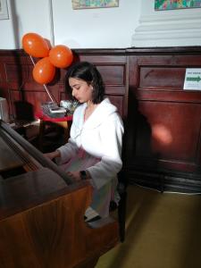 Fabulous impromptu piano playing from Izzie Cox.