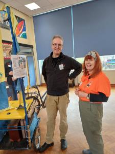 We greet a friend - Babbling Vagabonds' Mark Hornsey. (SB) 