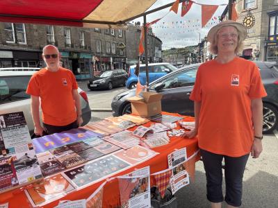 Ian and Pam amid sunshine and showers at the market (MK)