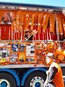 A wave from the Fringe's carnival float (credit: Rob Harrison 2025)