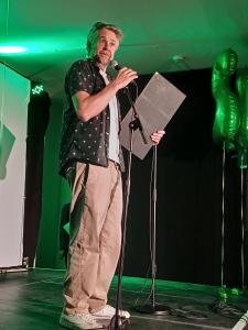 Compere Rob Rouse is working hard at the Fringe Launch Party 2025 (credit: Stephanie Billen)