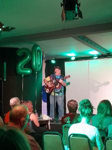 Musician Darren Poyzer engages the audience (CG)