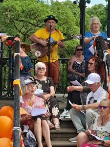 Darren Poyzer and his wonderful Singalong Choir (credit: Rob Harrison 2025)