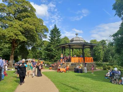 The beautiful Pavilion Gardens setting of Fringe Sunday 2025 (credit: Stephanie Billen)