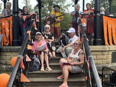 Keeping smiling - the Singalong Choir with Darren Poyzer at Fringe Sunday 2025 (credit: Moira Kean)