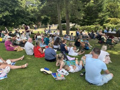 More crowds at Fringe Sunday 2025 (MK)