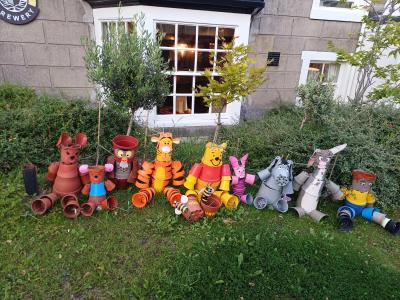 Winnie the Pooh and pals in the Flowerpot Trail (SB)