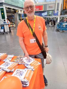 Fringe Chair Ian Bowns helps shift Fringe programmes and celebrate sustainable travel at Manchester Piccadilly station (credit: Stephanie Billen 2026)
