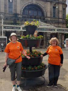 Pam and Carole setting up the Fringe Hot Spot outside the Opera House