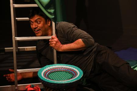 Naz Sheikh in one-man show. Photo credit: Neil R Smith