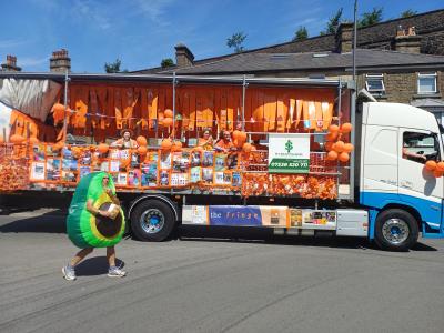 'Funny Onion', John Hobson with the float on Carnival Day (DO)