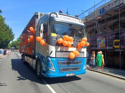 Blue skies for the Fringe float (DO)