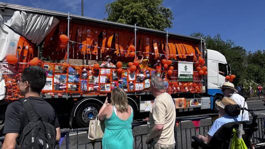 Very photogenic! The Fringe float (MK)