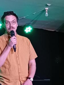 Edy Hurst, comedian, introduces the next act (credit: Stephanie Billen)