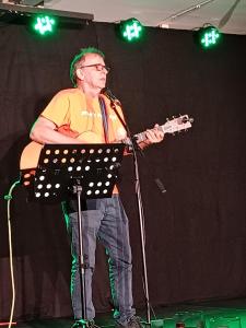 Fred Rolland performs solo (credit: Stephanie Billen)