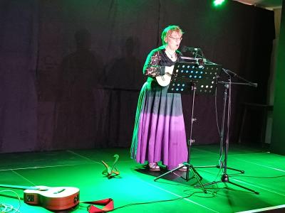 Gill Sweeting sings and plays her ukulele (credit: Stephanie Billen)