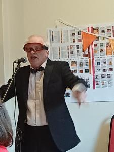 Stewart Taylor gives the audience an extract from his larger-than-life show Virtually There (SB)