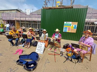 Spider Shed Collective busk on the promenade (credit: Stephanie Billen 2026)