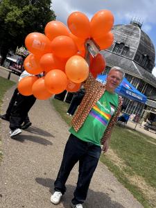 Rob Harrison ready to decorate the bandstand (credit: Moira Kean 2026)